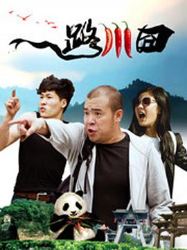 只见功夫巨星甄子丹黑超遮面扮酷男，与老婆合力捞金心情大好。