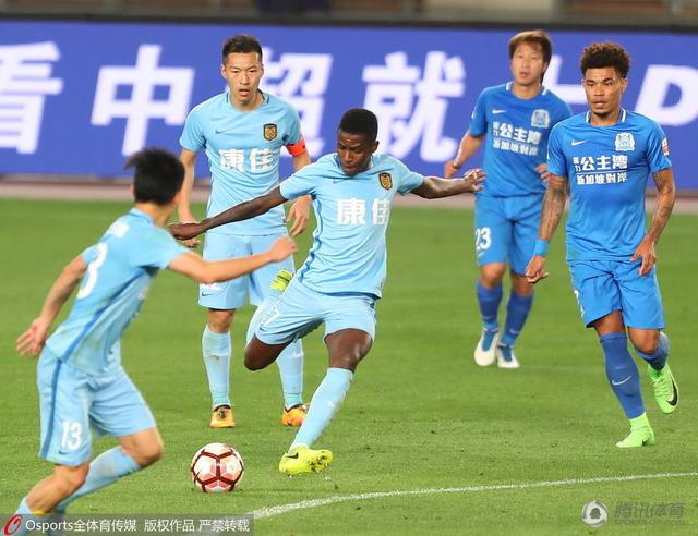 主演新剧《肯尼迪》聚焦著名政治家族 2 堪比时装周!