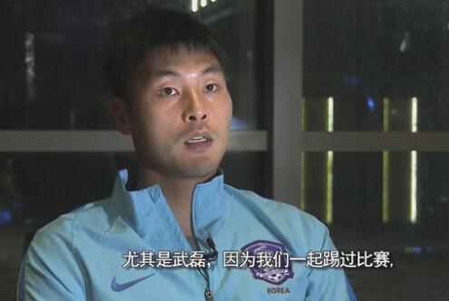 这对新手爸妈轮流推着婴儿车，漫步在街头。