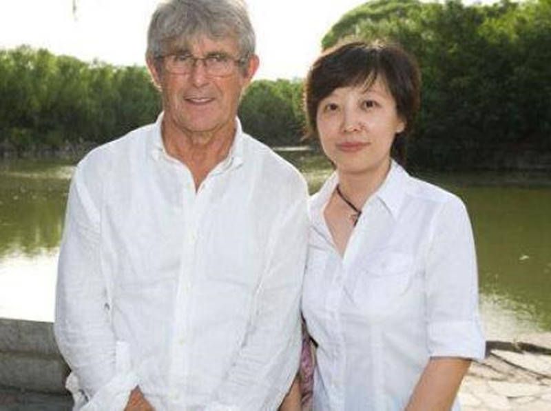 李晓从最初渴望小家团圆的女孩，到最终成长为一名懂得为何而战、为何而谈的坚强战士，成长为独当一面的人。