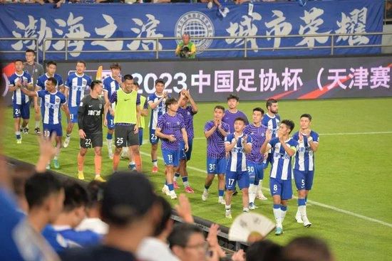 一位知情者告诉记者称：“他们已经分开很长时间居住了，也是为了给这段婚姻一个降温是时间，但看来还是走到了尽头。