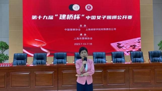 可以说，在经过数年的运作、反复以及魔 《傲慢与偏见与僵尸》9月终开拍 恶搞名著来袭 2014-08-05 前前后后筹拍了好几年的《傲慢与偏见与僵尸》终于要开拍了。