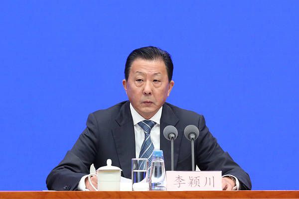 《一条狗的使命》姊妹篇——好莱坞催泪冒险钜制《一条狗的回家路》，今日发布“为爱涉险”版预告，狗狗贝拉时而身处狼群的包围，时而在幽深的峡谷 《一条狗的回家路》曝预告 贝拉横跨四季为爱归来 2018-12-14 对一条狗来说，主人到底是怎样的存在？