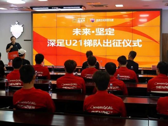 近日该片曝光了一张正式版海报，月黑风高之夜，一位由红外热感勾勒而出的铁血战士进入眼帘 《刀锋战士》遥遥无期！