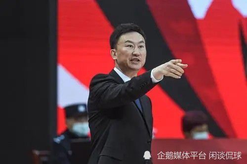牛姐曾在2020年出版的自传中这样描述她和母亲的关系，“骄傲、痛苦、羞耻、感激、嫉妒、钦佩和失望的刺痛绳索”，但尽管如此，牛姐还是尽最大的努力维护和母亲的关系。