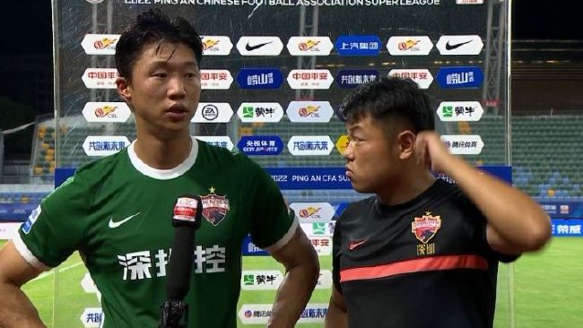 相较于海外口碑的断崖式下跌，国内开分后呈微涨趋势，打出中间分数的观众占比最高。
