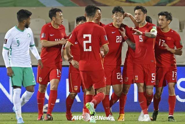 包括女子天团SHE、陶喆、陈晓东、Elva萧亚轩、萧敬腾等共五十几组艺人，纷纷站出来拋砖引玉，为 萧敬腾谈“性向”称男女通吃 避而不谈陪睡事件 2011-03-11 3月10日，萧敬腾、李晓涵、刘姿君等人出席某化妆品的新品发布会，活动现场萧敬腾身穿白色西裤，淡绿色西服上面更是装点着蝴蝶结显得颇有新意。
