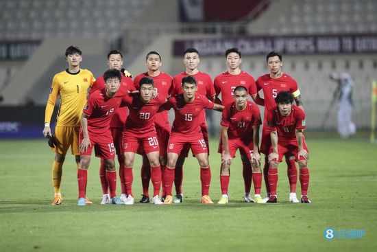 国家电影局与商务部在春节前夕联合印发的“跟着电影品美食”，为这场跨界联动按下加速键，美团、猫眼、阿里影业等平台顺势推出惠民消费活动，餐饮企业也借势打造主题套餐，拉动商圈经济。