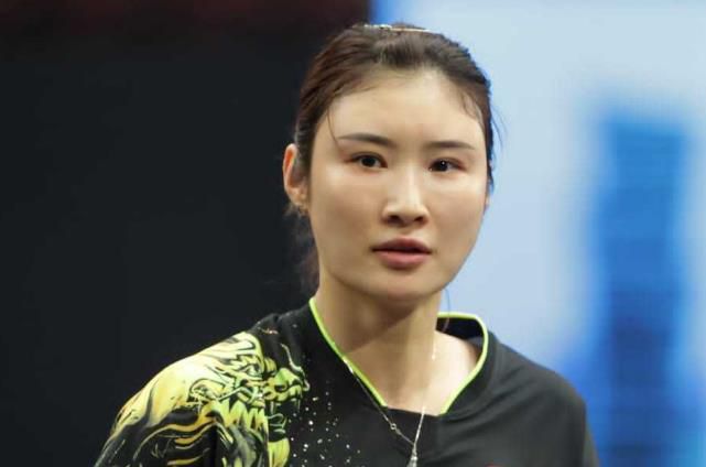 男主角肯尼思·布拉纳饰演的大侦探赫尔克里·波洛亮相，神情严肃，若有所思；盖尔·加朵挎着艾米·汉莫优雅登场，身姿曼妙的加朵一袭白色长裙仙气十足。