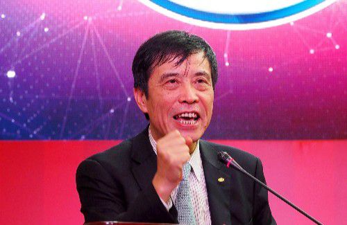 张艺谋现身机场无人识 自推行李戴帽低头忙赶路 2014-06-09 近日在上海，张艺谋出现在虹桥机场，身穿红色T恤黑色外套的张艺谋自己推着行李箱走出机场，由于一时找不着接机工作人员，他盲从且无奈的下楼寻找，好不容易与工作人员汇合之后他在工作人员的带领下返回二楼前往停 《雪国列车》曝角色海报 “末日列车”激战在即 2013-06-11 奉俊昊导演首部英文电影《雪国列车》最新发布了克里斯·埃文斯，宋康昊，蒂尔达·斯文顿，约翰·赫特，艾德·哈里斯，奥克塔维亚·斯宾塞等角色场景海报。