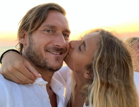 与许鞍华一同获颁荣誉博士2024-12-06 北影节电影大师班|库斯图里卡、许鞍华、陈冲主讲2024-04-09 2024柏林电影节曝评审团阵容 导演许鞍华担任评委2024-02-18 今日影评 | 《七人乐队》：1+1+1+1+1+1+1＞72022-08-04 《七人乐队》上映 五大看点揭秘中国香港风情画卷2022-07-29 《七人乐队》曝终极预告 七大导演联手致敬胶片2022-07-25 电影《七人乐队》曝光“胶片狂想”版手绘海报2022-07-22 《七人乐队》曝预告 徐克许鞍华出镜“深度对话”2022-07-19 热门新闻 食物和爱都不可辜负！