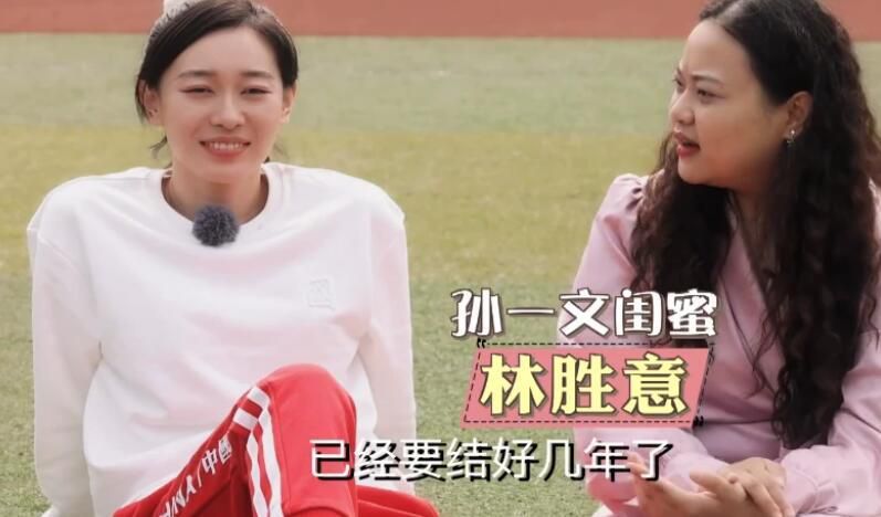 当天，董洁长发披肩的戴着深灰色毛线帽，身着蓝色毛衣搭高腰牛仔裤，手拿外套，少女感十足，看到有人拍照还亲 5部新片占据榜单前十 《抵达之谜》首日近千万 2020-08-01 7月31日，全国院线总票房报收2849万元。