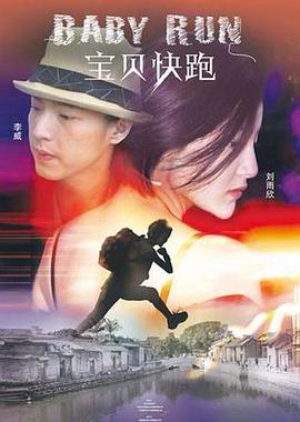 而马修·麦康纳身穿黑色系西装，利落帅气。