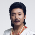 而就在2012年7月，艾玛还曾因为对伊万实行家庭暴力 绯闻女孩Queen B抵沪捞金 被问订婚消息露甜笑 2013-11-22 11月21日，《绯闻女孩》Queen B的扮演者莉顿·梅斯特抵达上海出席某化妆品牌代言活动，最近刚刚传出与男星亚当·布罗迪订婚消息的她心情很好，被问此事时甜蜜露笑容，还与品牌老总亲热贴面，大显活泼一 西恩·潘与查理兹·塞隆未订婚似情淡 传男方劈腿 2014-04-28 友称她未有订婚 前女友章子怡订婚 范冰冰抱撒贝宁邀其过情人节 2015-02-12 2月11日，周立波、范冰冰、蔡国庆以及主持人撒贝宁一同出席某节目发布会。