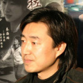 ”在影片设定中，沐尘100的赛道最高海拔在4500米以上，地形错综复杂，天气变幻莫测。