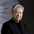 导演将最后一扇门的光影处理成十字架的形状——看似是日军对受害者的所谓“赎罪”，实则是自我安慰。