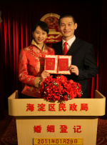 梅根·福克斯孕期与老公出街 见媒体立刻遮大肚 2013-11-14 当地时间11月13日，梅根·福克斯和丈夫布莱恩·奥斯汀一起出外吃午餐，已经怀孕几个月的梅根穿着紧身仔裤和坡跟球鞋，身材依旧匀称。