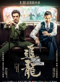 可儿穿着低胸吊带裙，平底凉鞋，一看就是家人出行的悠闲装扮。