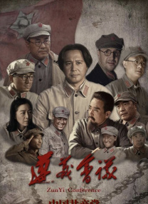 照片中，Lady Gaga饰演的“小丑女”哈莉·奎茵身穿碎花短裙外搭黑色大衣，接近素颜的状态看起 LadyGaga献唱《小丑2》新预告!