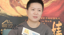 阿曼身穿达粉色低胸礼服，红唇娇媚动人。