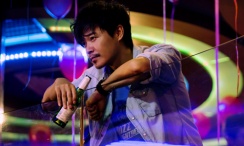 这不仅仅是一部视觉奇观的盛宴，更是一次关于未来人工智能技术与人类情感伦理的深度探讨。