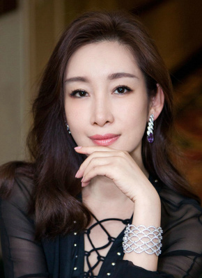今天也是我变身女超人 准妈梁咏琪“大腹便便”也爱美 挺孕肚大秀深V 2014-11-28 11月27日，明星出席某开幕庆典。
