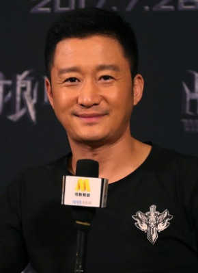 电影中，阿雅扮演的结婚狂与范逸臣扮演的色房东是一对欢喜冤家 电影《粉红女郎》曝跳舞照 阿雅秀太空步险摔倒 2013-08-14 由著名导演伍宗德执导，阿雅、张馨予、刘凡菲、黄一琳、范逸臣、锦荣主演的时尚喜剧《粉红女郎》Lover Run即将于8月23日登陆全国院线。